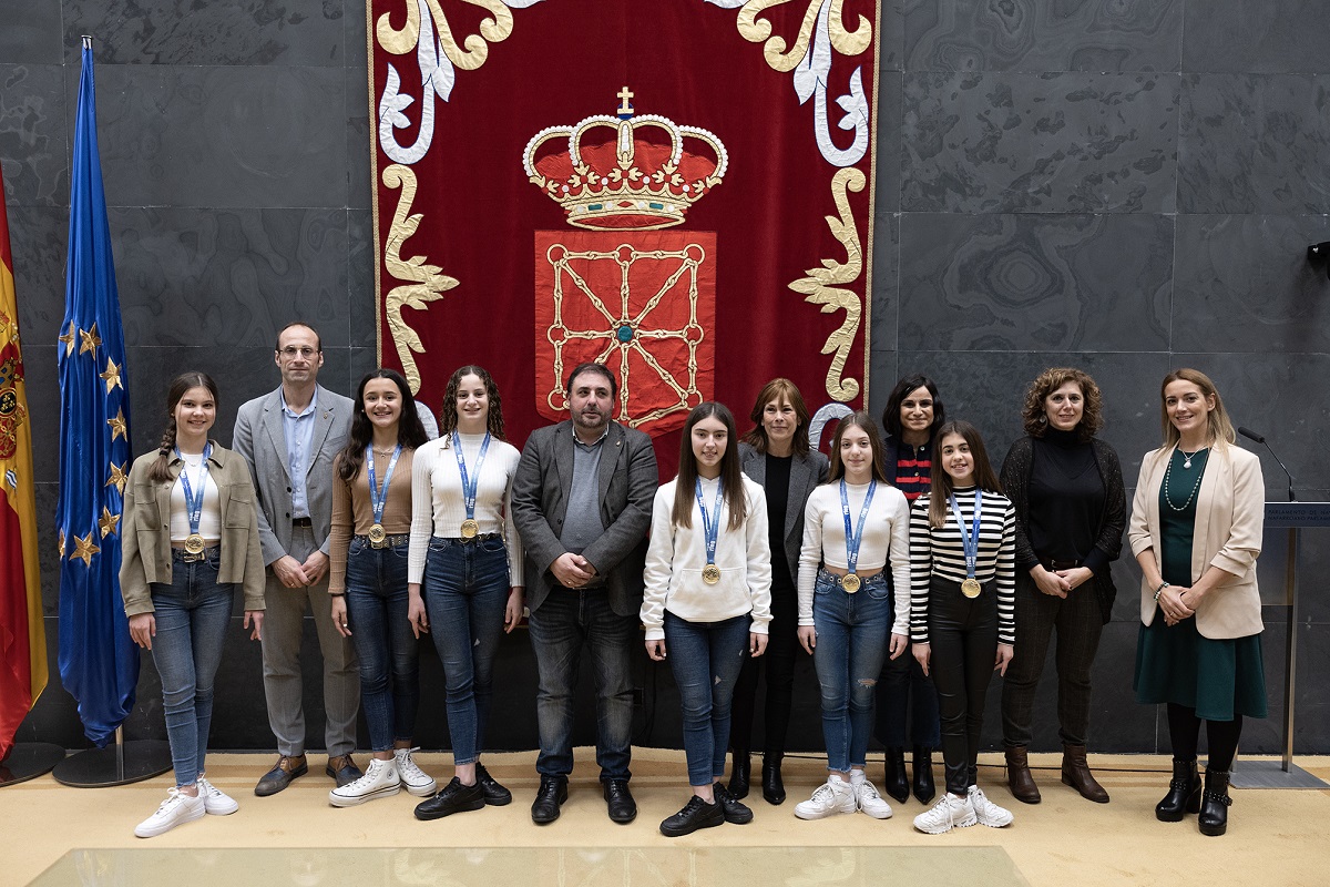 El Parlamento de Navarra recibi&oacute; al Club R&iacute;tmica Anso&aacute;in